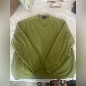 Lord & Taylor Cashmere sweater in green